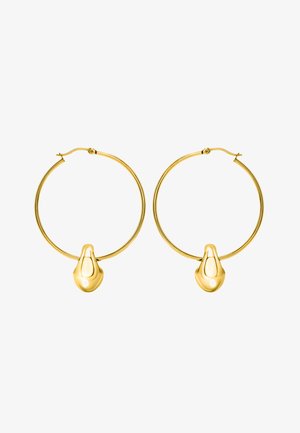 Boucles d'oreilles en métal doré en forme de créoles avec un pendentif en goutte d'eau lisse attaché en bas, présentant une surface brillante et réfléchissante avec un minimalisme dans les détails.