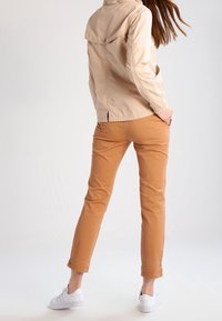 Bench Tunn jacka - beige