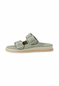 Ljusgrön mocka slidesandal med två rektangulära spännen, en tan-färgad innersula och en krämfärgad gummisula. Platt design utan klack.