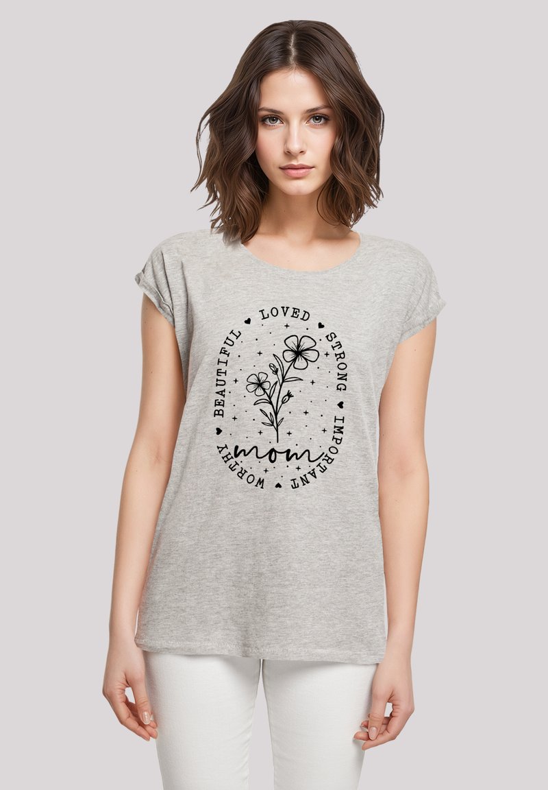 Graues T-Shirt mit kurzen Ärmeln, das ein florales Design und einen Text aufweist. Es hat eine lockere Passform und eine weiche Textur. Der Text hebt die Eigenschaften von "Mama" hervor.