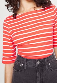 GAP Petite Camiseta estampada - white