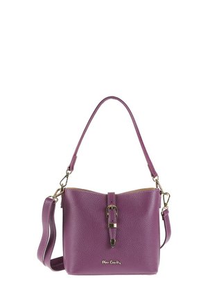 Borsa a tracolla in pelle viola con finitura testurizzata, manico corto e tracolla regolabile. Presenta un dettaglio a fibbia sul davanti e accenti dorati.