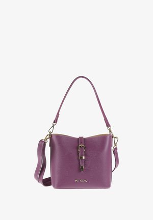 Borsa a tracolla in pelle viola con finitura testurizzata, manico corto e tracolla regolabile. Presenta un dettaglio a fibbia sul davanti e accenti dorati.