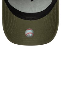 Olivengrønn caps med svart visir, med en rund baseball-logo på forsiden; strukturert design med stikningsdetaljer.