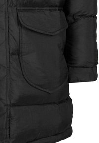 Jachetă puffer neagră cu o textură netedă și lucioasă, având un fermoar frontal și două buzunare mari, unghiulare pe piept.