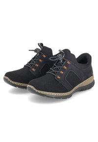 Baskets en mesh noir avec des accents gris et orange, surface texturée, lacets élastiques, et une semelle en caoutchouc présentant un détail en jute tissé.