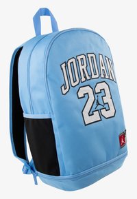 Lys blå ryggsekk med svarte detaljer, med "JORDAN 23" i fet hvit skrift. Laget av slitesterkt stoff med glidelås og sidelomme.