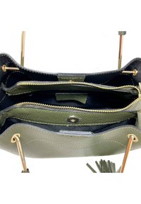 Olijfgroene leren handtas met een gestructureerde afwerking, gouden hardware en twee ritscompartimenten. Het interieur heeft een zwarte voering.