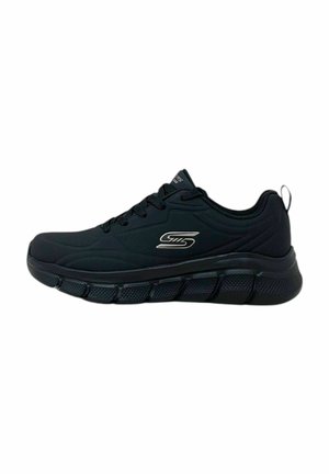 Zapatilla atlética negra con parte superior texturizada, suela gruesa y acolchada, y un logotipo en el lateral. Presenta cordones tradicionales y una lengüeta.