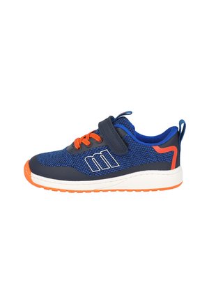 Zapatilla infantil azul y naranja con cordones naranjas, correa azul marino, suela blanca y un lazo en el talón sobre un fondo blanco.