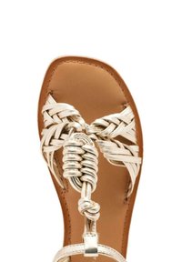 Sandalo con cinturino intrecciato in oro e design a treccia con dettaglio centrale a nodo. Solette lisce color beige con suola piatta. Stile open-toe.
