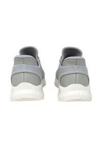 Scarpe da ginnastica grigie con una tomaia in tessuto liscio, colletto imbottito e suola in gomma bianca. Presentano un design minimalista senza marchi visibili.