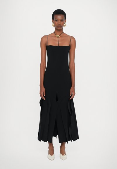 Schwarzes Midi-Kleid mit tailliertem Oberteil und ausgestellt Rock, der mit geschichteten, plissierten Details versehen ist. Dünne Träger und ein Schlitz vorne ergänzen das Design.