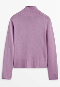 Lila villapaita, jossa on korkea ribbikaulus, pitkät hihat ja ribbireuna. Kangas vaikuttaa pehmeältä ja neulotulta, ja siinä on sileä rakenne.