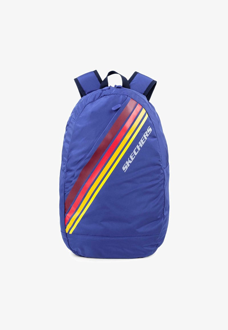 Mochila de nylon azul con franjas diagonales rojas, amarillas y marrones y el logo de "SKECHERS". Correas acolchadas para mayor comodidad. Textura suave.