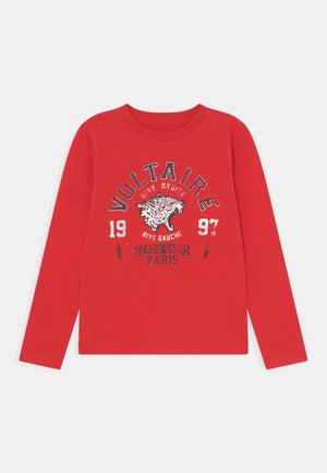 Rød langærmet t-shirt lavet af bomuld med et grafik af et leopardhoved, teksten "VOLTAIRE" og lynakcenter.