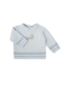 Pull en tricot pour bébé bleu clair avec un col, présentant un motif de lapin beige et des accents décoratifs à rayures sur les manches et l'ourlet.