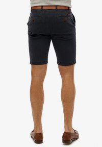 Mørk marineblå shorts lavet af bomuldsblanding med to baglommer, knapdetaljer og en slim fit, der har en ren kant og diskret syning.