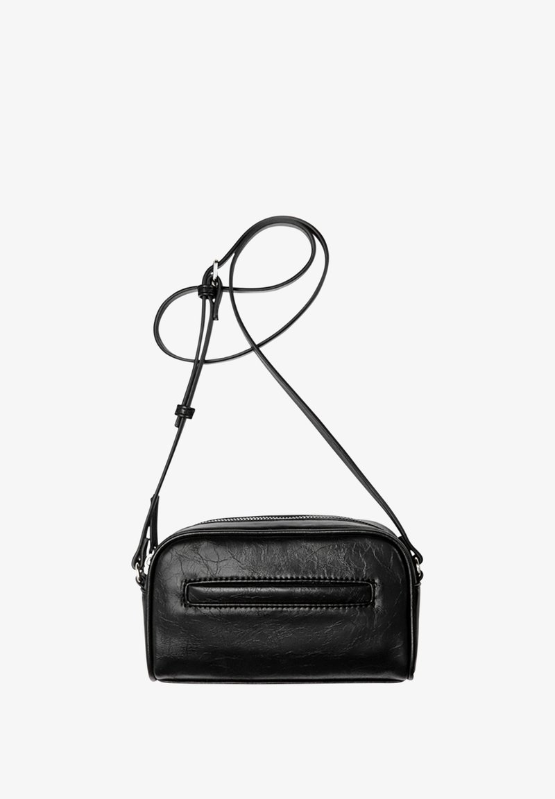 Svart axelväska i texturerad läder, med dragkedjestängning, smal rem och en framficka med horisontell öppning.