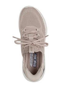 Sneaker atletico beige con upper in rete, chiusura con lacci e soletta imbottita. Presenta una suola in gomma bianca e design slip-on.