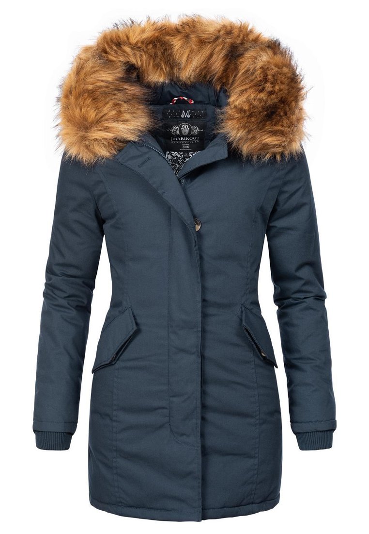 Parka blu navy con cappuccio in pelliccia sintetica, bottoni doppi, tasche laterali, polsini a coste e un tessuto liscio e isolato.