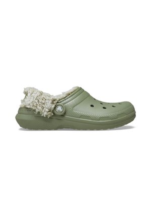 Hellgrüner Slip-On-Clog mit Belüftungsöffnungen und weicher weißer Fellfütterung rund um die Ferse und innen, seitlich auf weißem Hintergrund gezeigt.