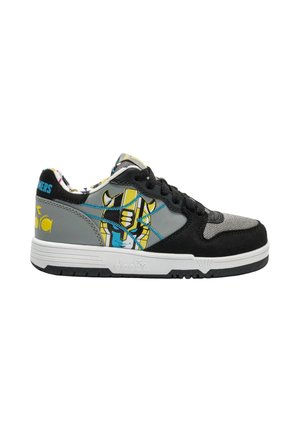 Sneaker bassi con colori nero, grigio e giallo, caratterizzata da grafiche di personaggi dei cartoni animati e cuciture blu sul lato con suola bianca.