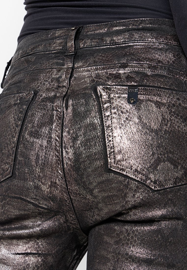 Metallisch schlangenbedruckte Jeans mit einer strukturierten Oberfläche, ausgestattet mit Gesäßtaschen und einem dezenten Glanz, in Schwarz- und Silbernuancen.