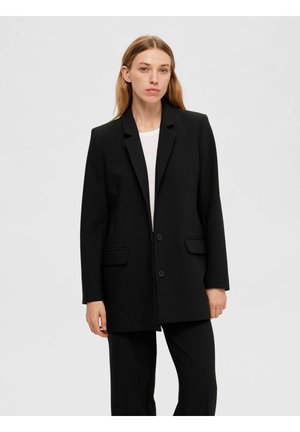 Svart blazer laget av glatt stoff, med et klassisk design som har to frontlommer og to-knapp lukking. Skreddersydd passform, lange ermer.
