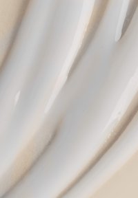 Aders marmeroppervlak met een gladde, glanzende textuur. Dominante tinten van wit en beige met subtiele grijze ondertonen en vloeiende patronen.