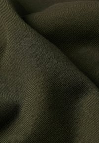 Tessuto lavorato a maglia verde scuro con una trama liscia, caratterizzato da un fine e uniforme motivo a coste e da una leggera lucentezza sulla superficie.