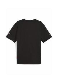 T-shirt noir à manches courtes avec un design simple, des logos sur les manches et une étiquette multicolore sur le côté.