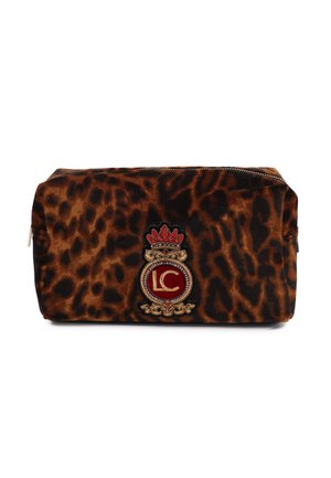 Borsa cosmetica in stampa leopardata con una morbida texture in velluto, con un dettaglio logo ricamato rosso e oro e una chiusura con zip argentata.