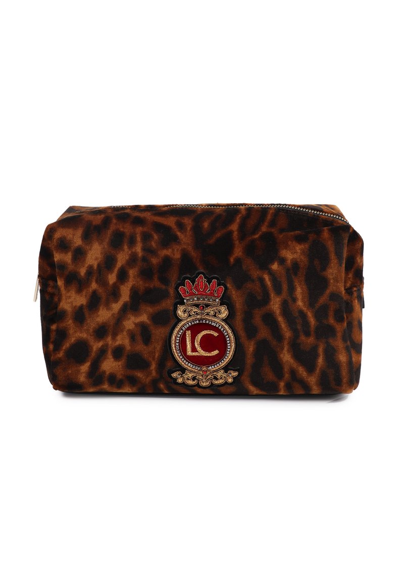 Kozmetička torbica s uzorkom leoparda, meke baršunaste teksture, s crvenim i zlatnim vezom s logotipom i zatvaranjem na srebrni cip. 