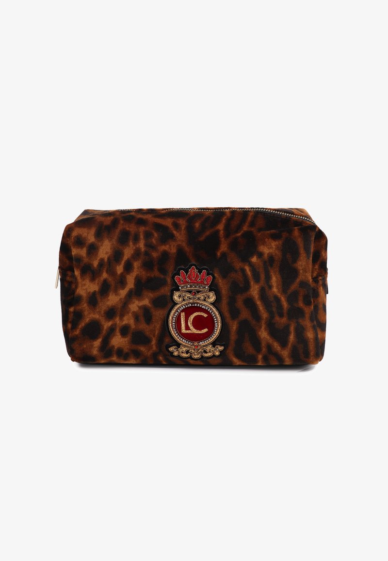 Bolsa de cosméticos de estampado de leopardo con una suave textura de terciopelo, que presenta un detalle de logo bordado en rojo y dorado y un cierre de cremallera plateado.