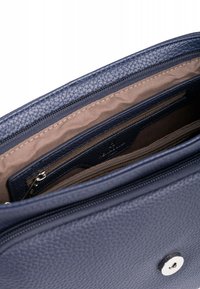 Borsa in pelle blu navy con esterno testurizzato, scomparti con zip e fodera liscia. Dotata di chiusura a scatto in argento e tasche interne.