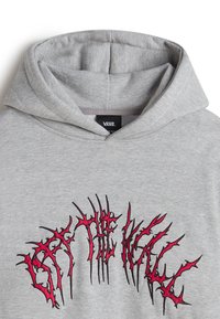 Sudadera gris con un gran diseño gráfico de texto rojo y negro en la parte frontal, con acentos espinosos. Fabricada con un material suave y cómodo.