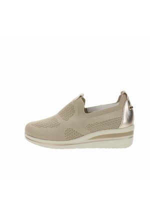 Sneaker beige senza lacci con tomaia in maglia, dettaglio metallico sul tallone, suola piatta imbottita e linguette sul collo e sul tallone.