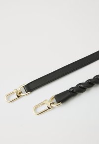 Sangle en cuir noir avec un design plat et une section tressée, dotée de matériel en métal doré aux deux extrémités.