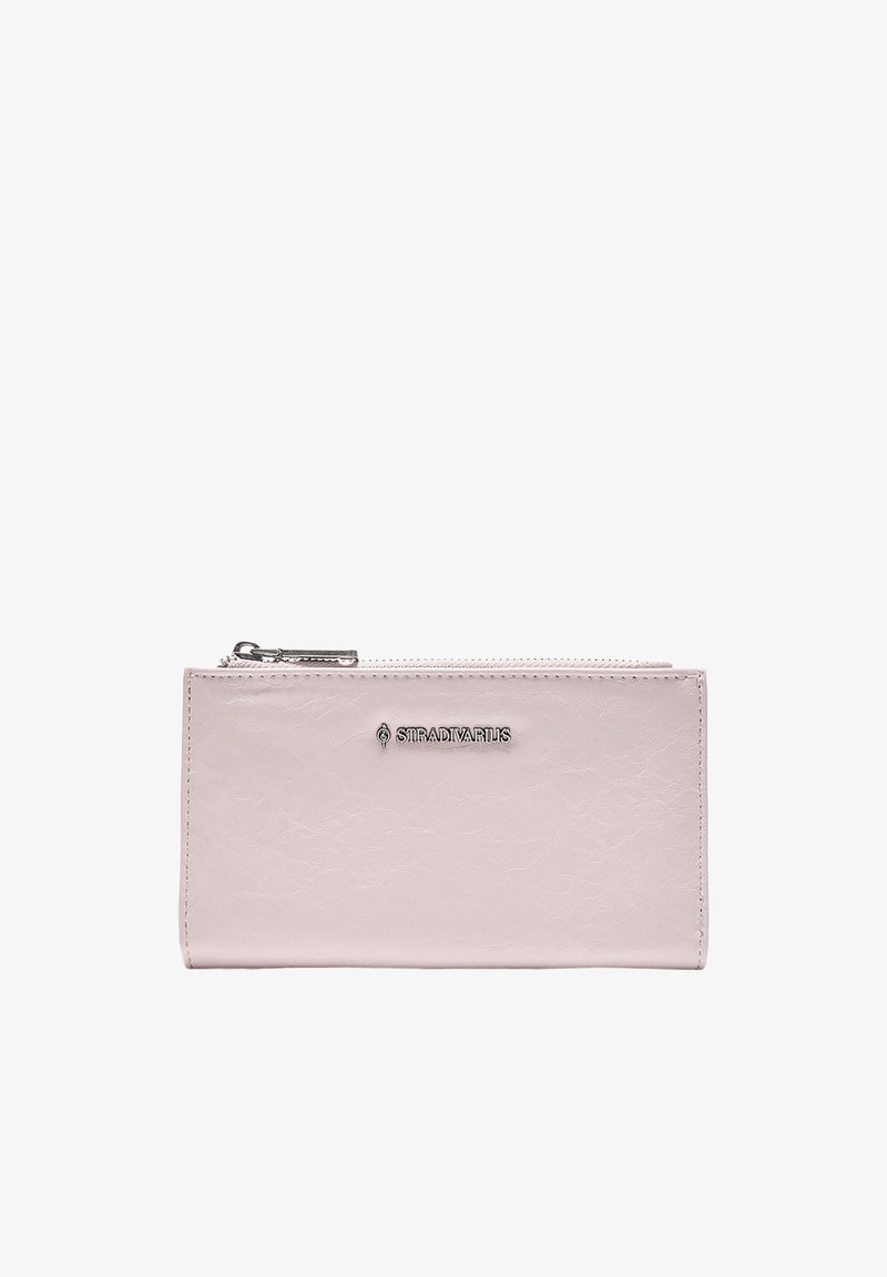 Portefeuille rectangulaire rose clair avec une fermeture éclair en haut et un logo métallique "STRADIVARIUS" centré sur le devant.