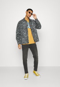 Santa Cruz FLIER HAND  UNISEX - T-shirt estampada - yellow