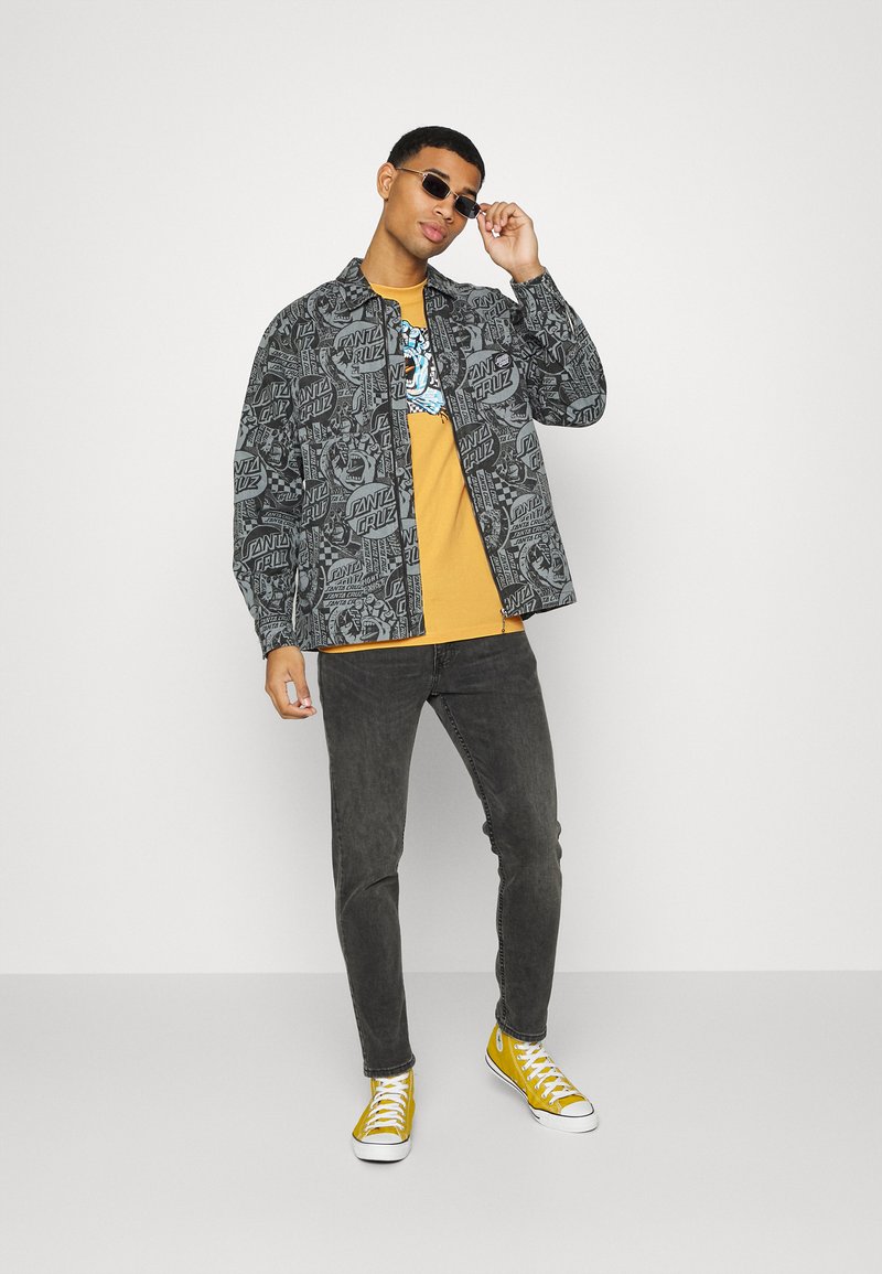 Santa Cruz FLIER HAND  UNISEX - T-shirt estampada - yellow