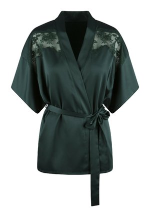 Satin kimono in diep groen met kantdetails op de schouders, wijde mouwen en een strikceintuur in de taille. Soepele textuur en modern ontwerp.