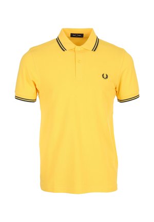 Polo gialla a maniche corte con doppie strisce nere su colletto e maniche, due bottoni e piccolo logo corona di alloro nero sul petto.