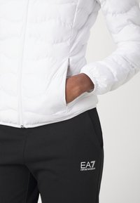 EA7 Emporio Armani Vinterjacka - white