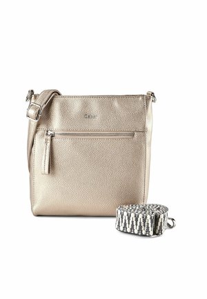 Sac bandoulière en cuir beige texturé avec poche avant zippée et sangle en tissu détachable à motif noir et blanc séparée.