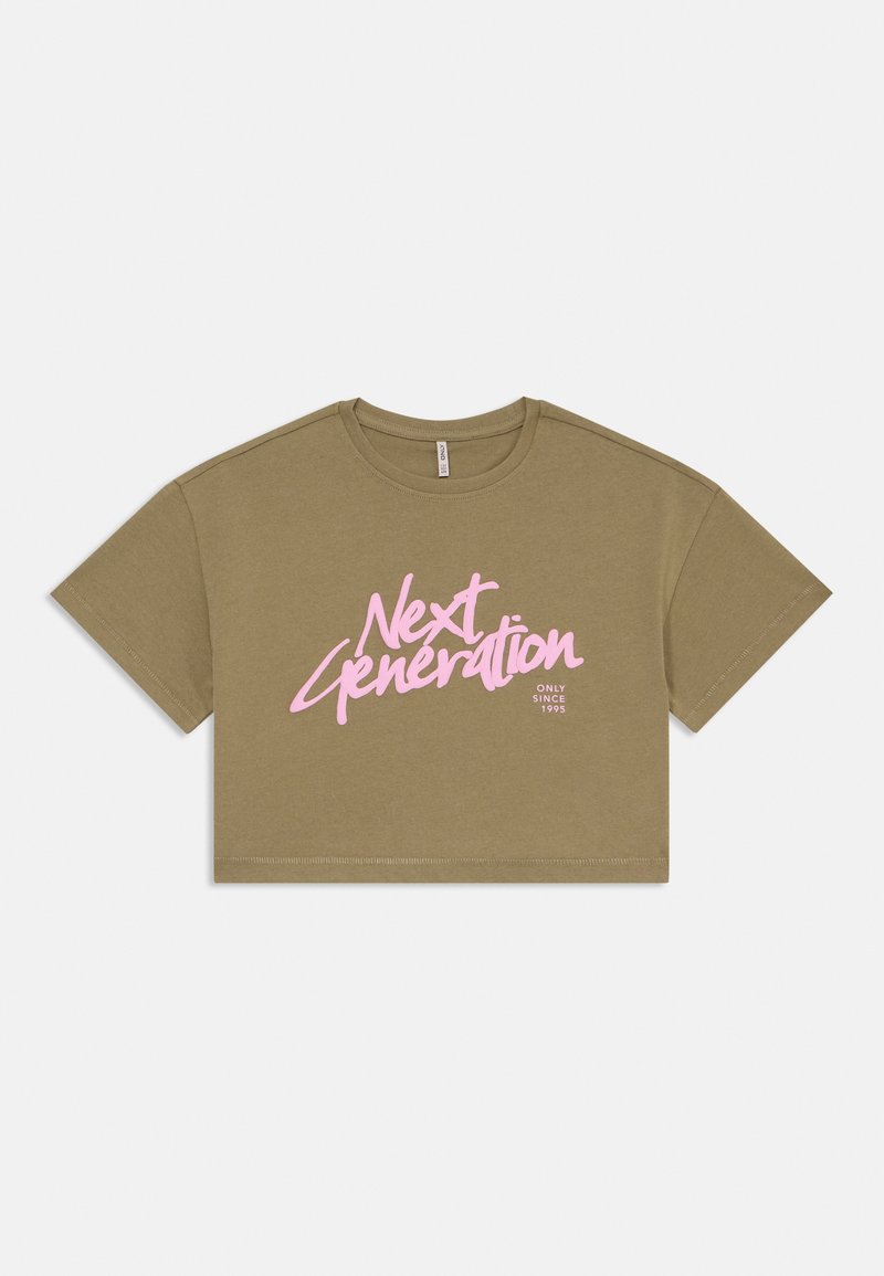 Apskirpta alyvuogių žalia marškinėlių su trumpomis rankovėmis, kuriuose yra rožinio ranka rašyto teksto "Kitokia karta" ir "TIK Nuo 1995" baltomis raidėmis. Minkštos medžiagos tekstūra.