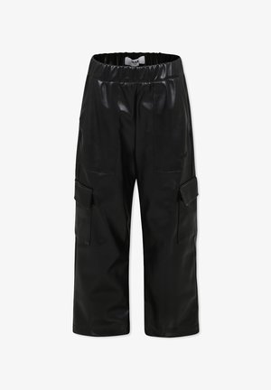 Zwarte neplederen cargobroek met een elastische taille, twee voorzakken en twee zijcargozakken. Glad textuur en lengte tot halverwege het been.