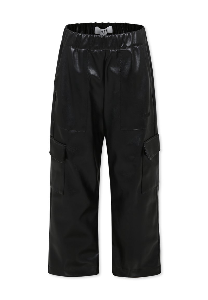 Pantaloni cargo neri in ecopelle con vita elastica, due tasche frontali e due tasche laterali cargo. Texture liscia e lunghezza fino a metà polpaccio.