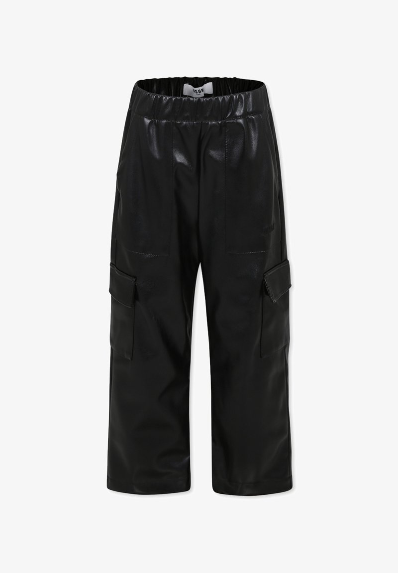 Zwarte neplederen cargobroek met een elastische taille, twee voorzakken en twee zijcargozakken. Glad textuur en lengte tot halverwege het been.